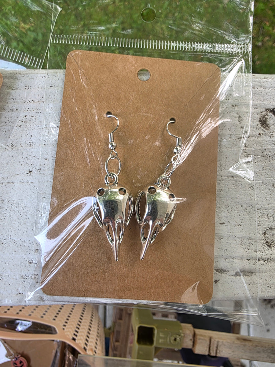 Raven Skull Earrings – Hollowed Gaze Edition 🖤🪶